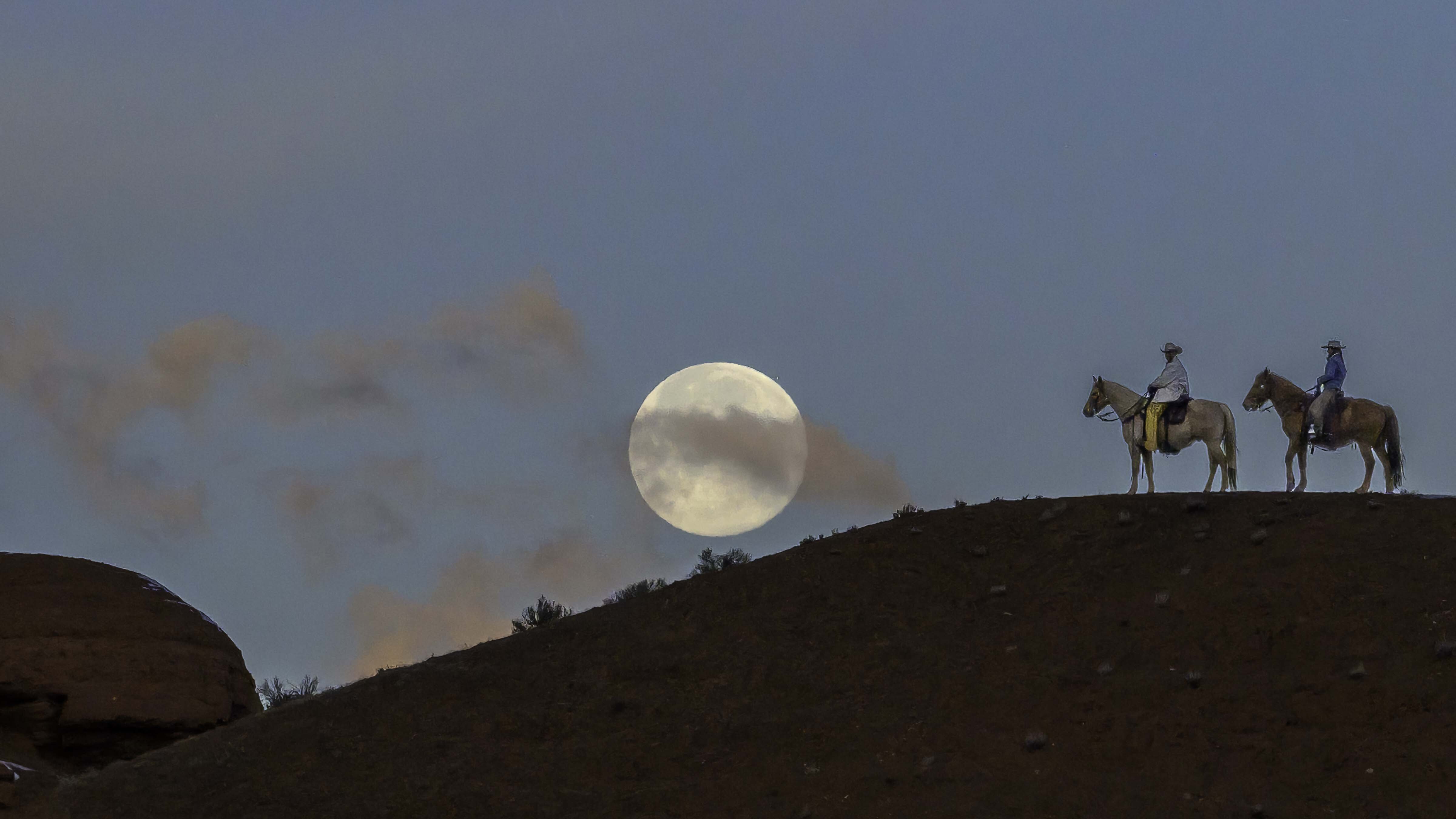 Look For Huge Full Moon Friday During Once-A-Generation Lunar ...