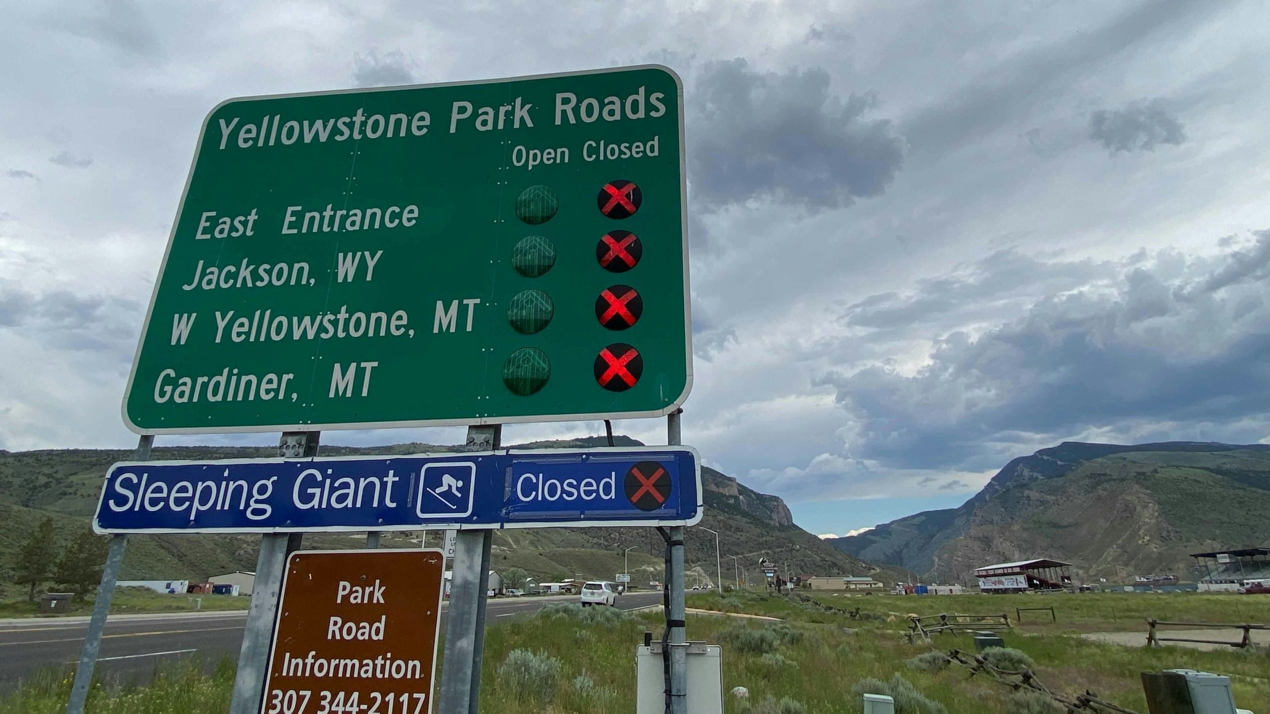 Yellowstone closed signs scaled